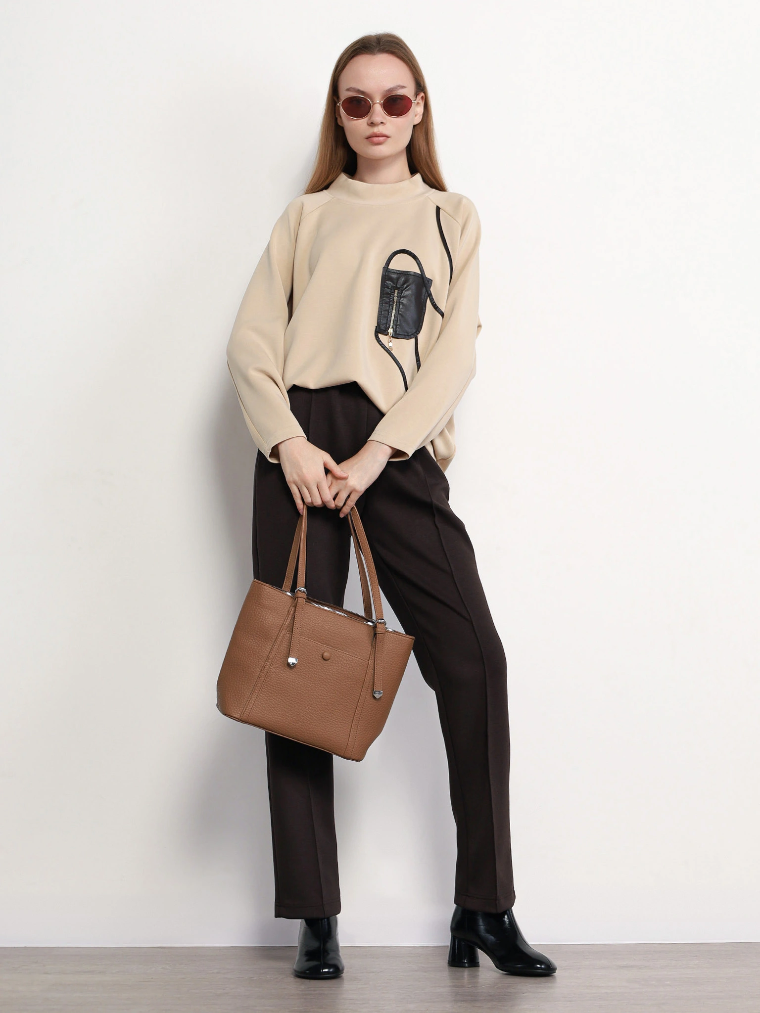 Джемпер бежевого цвета с декоративной контрастной отделкой